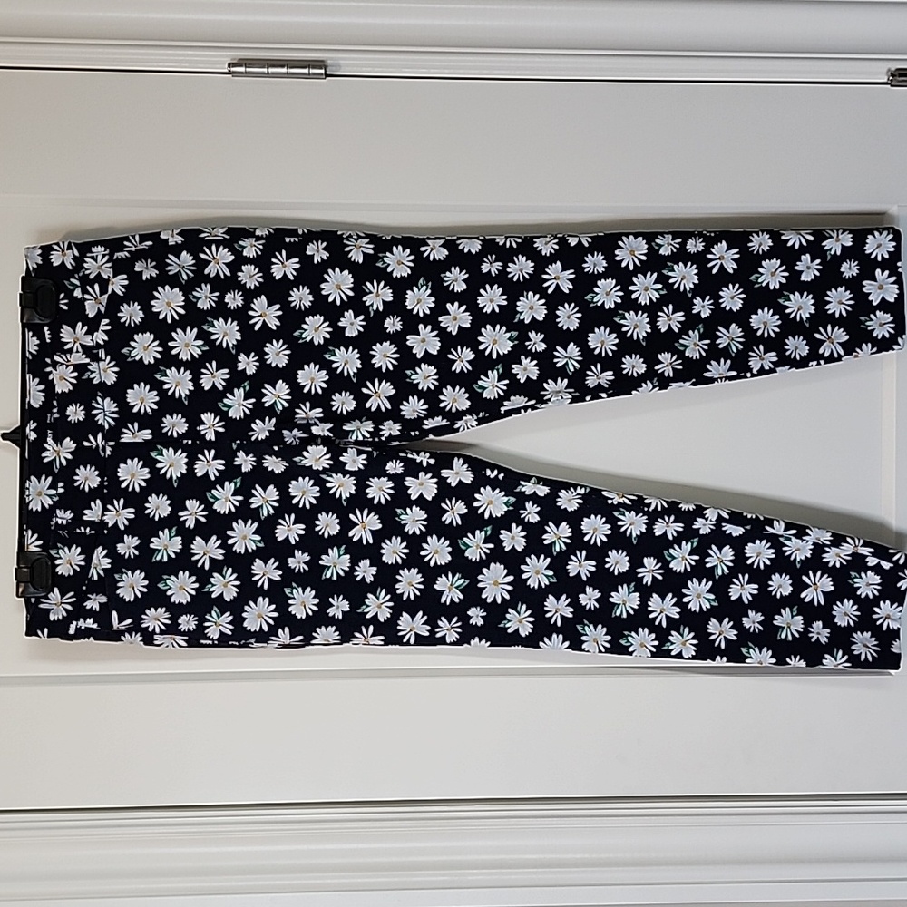 Old Navy Pixie Ankle Pants in Navy with Daisy Print